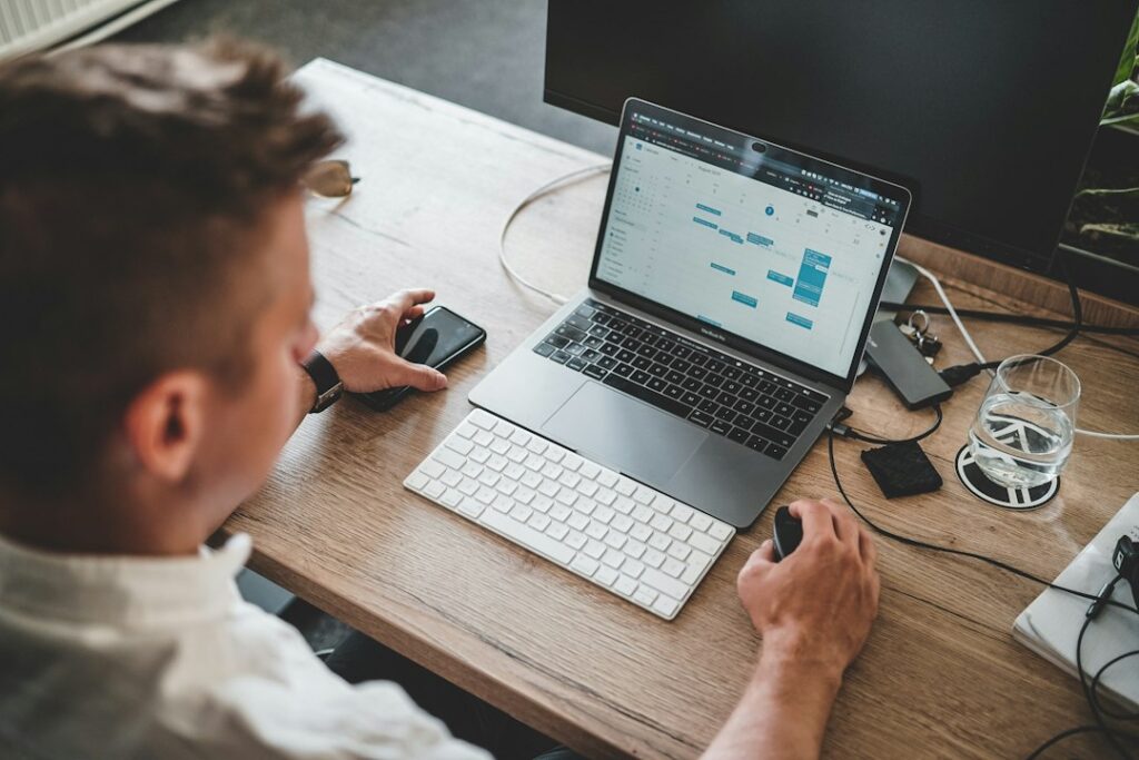 Imagen ilustrativa de 'Diferencias entre SEO on page y SEO técnico: qué es cada uno y cuál te frena'