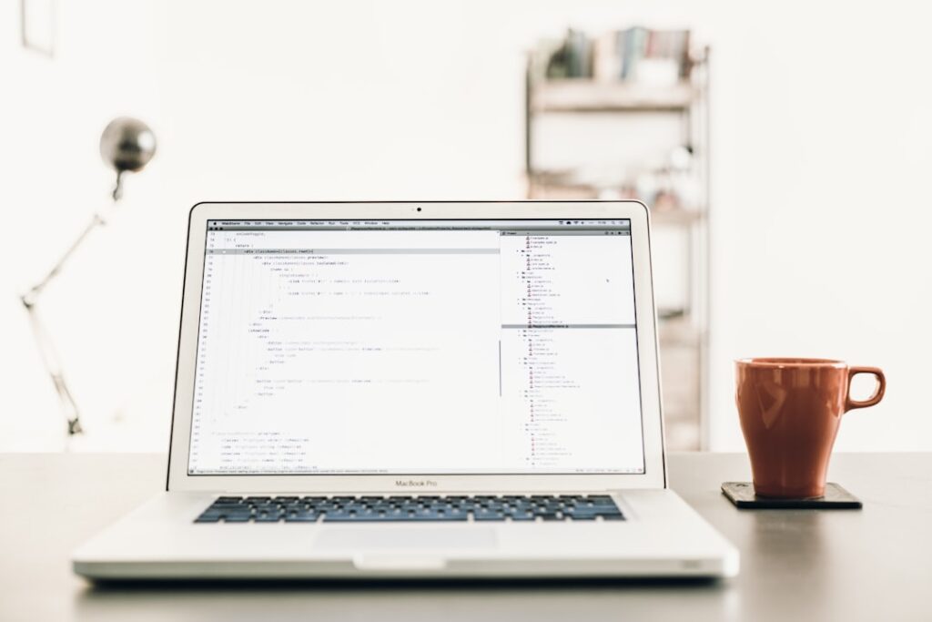 Imagen ilustrativa de 'WordPress vs desarrollo a medida: cómo elegir la tecnología correcta para tu web'